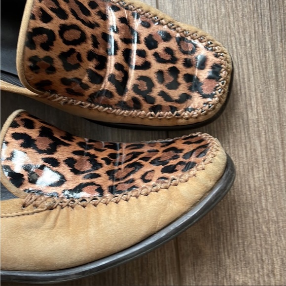 Stuart Weitzman tan suede animal print loafers. Size 7,5 B - Picture 5 of 15